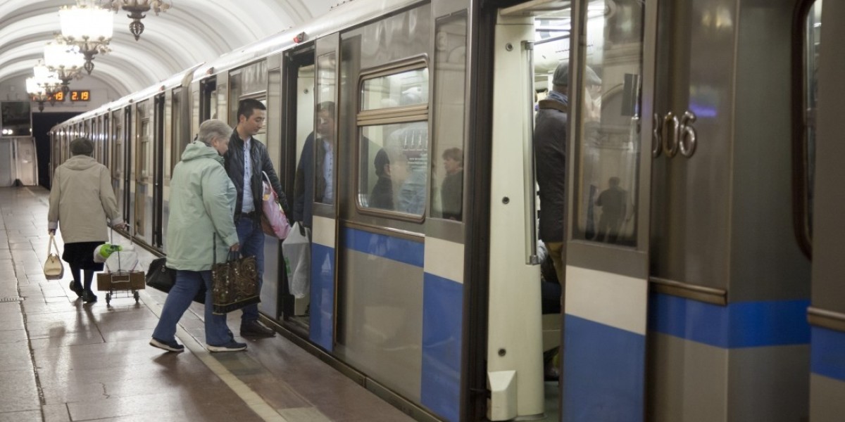 Сера метро. Вагоны метро серая ветка. Серые станции метро. Люди в вагоне метро. Метрополитен Москва народ.