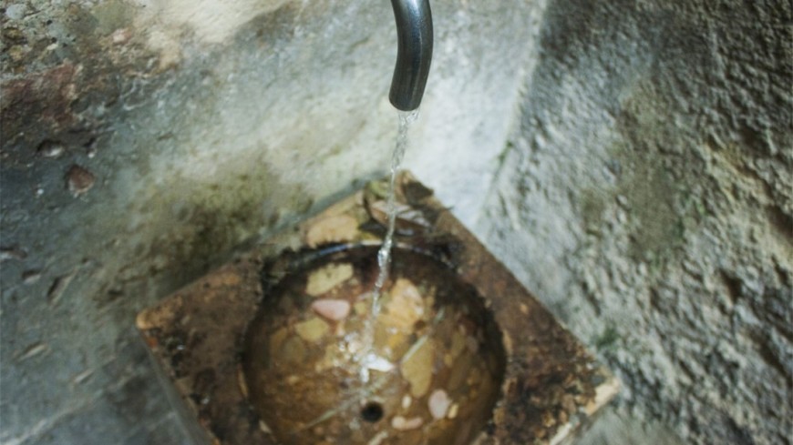 Питьевое отравление. Отравились жидкостью. Трупы в колодцах с питьевой водой а. Македонский. Отравление в Басре 1971фото.