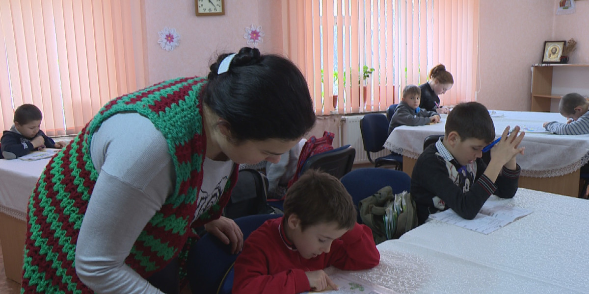 Школы интернат в Кишиневе. Детский дом в Молдавии в село Карпинены. В интернате за годом год