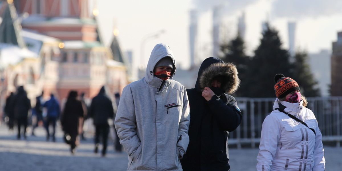 Нормально москва. Иностранцы в России зимой одеты. Морозы в европейской части России. Холодный февраль Москва. Морозная погода в Москве.