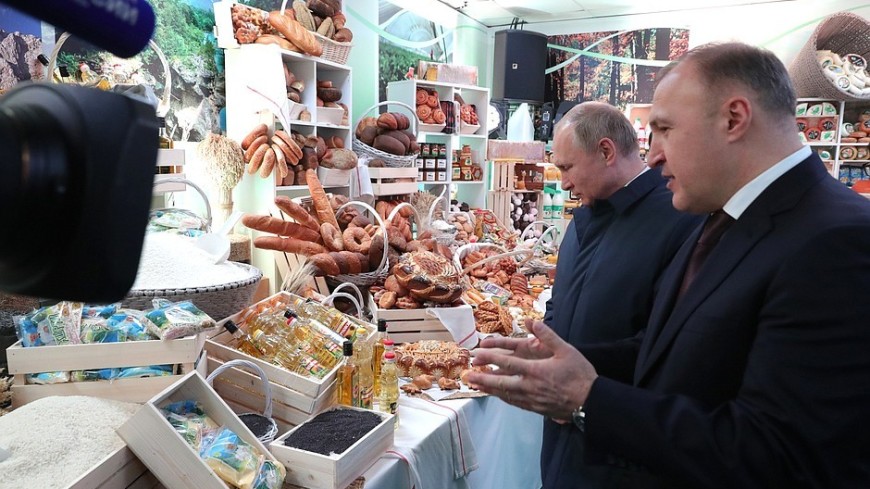 «Верни колбасу, все прощу»: Путин пошутил над полпредом на агровыставке