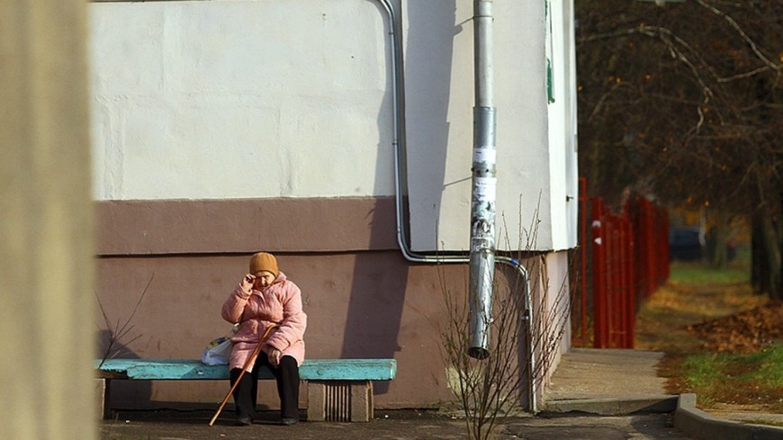 Фото: Виталий Залесский, &quot;МТРК «Мир»&quot;:http://mir24.tv/, лавочка, аптека, бабушка