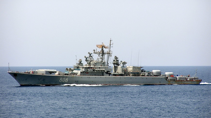 Сторожевик «Пытливый» наблюдает в Черном море за «Форт Макгенри» ВМС США