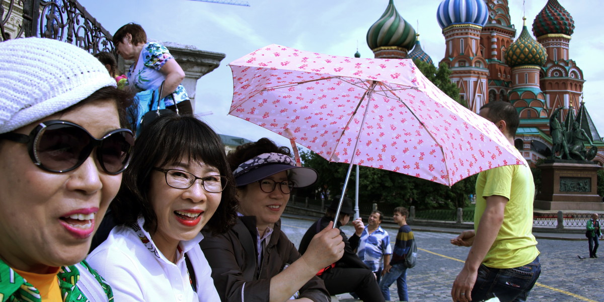 Группа зарубежных туристов своими глазами хочет. Китайские туристы. Китайцы в Москве. Китайские туристы в России. Китайские туристы в Москве.