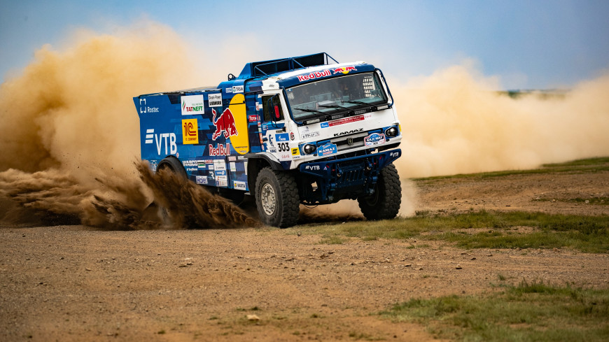 Экипаж Каргинова стал первым на третьем этапе «Дакара» в зачете грузовиков