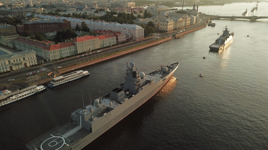 Путин на катере обошел парадную линию кораблей в Кронштадте