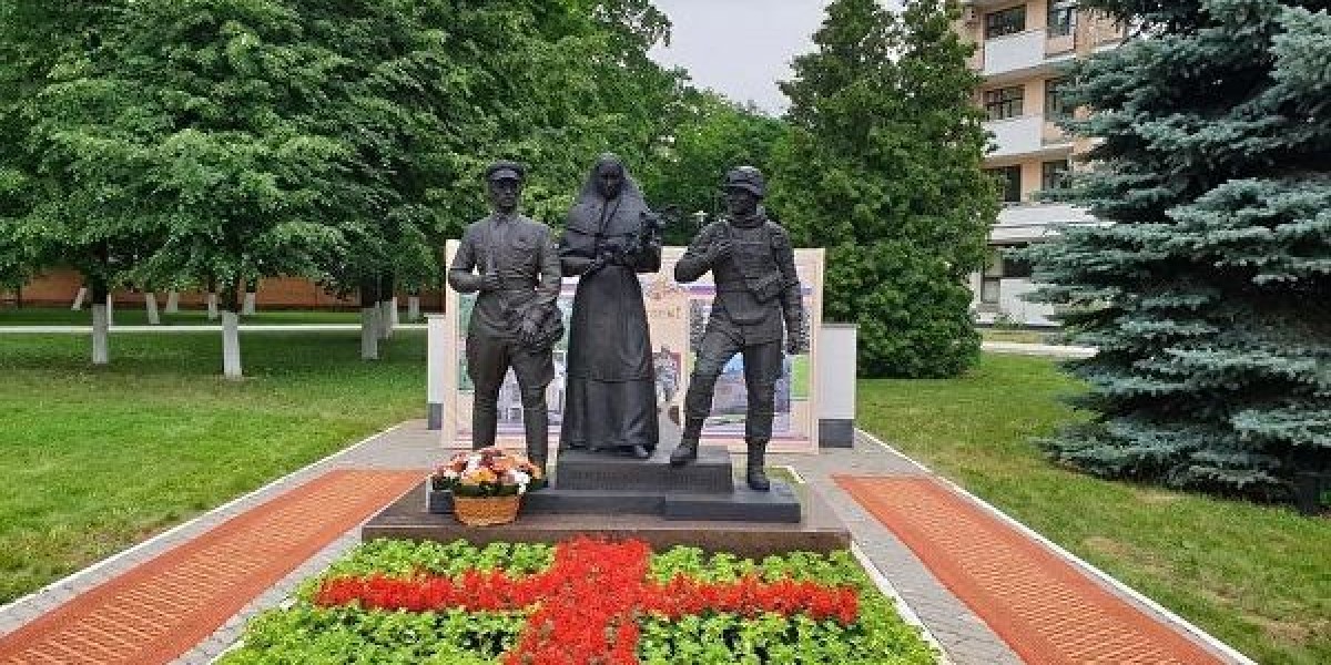 Воинский памятник. Памятник военным врачам в Москве. Госпиталь Мандрыка памятник. Памятник воинам медикам Москва. Памятник военным врачам ВОВ В Москве.