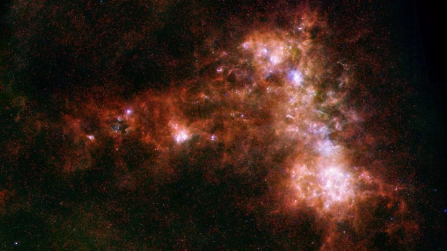 «Хаббл» сфотографировал крохотную галактику со сверхмассивной черной дырой