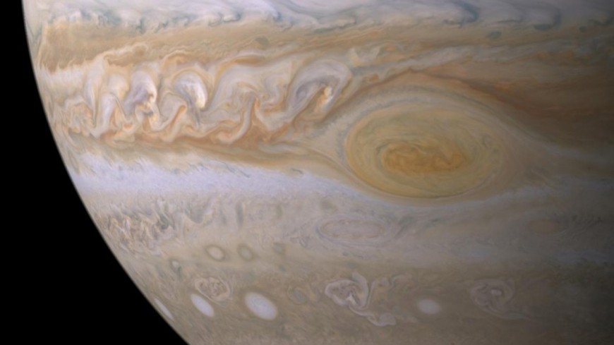 Поверхность спутника Юпитера оказалась засыпана солью