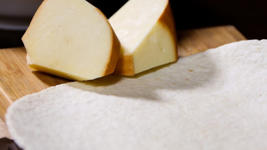 Названы малоизвестные полезные свойства сыра