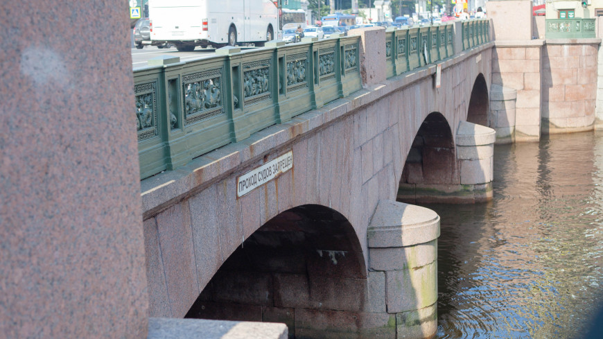 Фото: Марина Дыкун (МТРК «Мир») "«Мир 24»":http://mir24.tv/, проход судов запрещен, санкт-петербург, питер, аничков мост, река фонтанка, фонтанка
