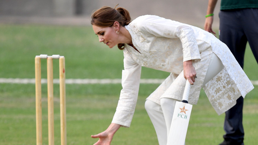 Спортдайджест: принц Уильям и Кейт в Пакистане поиграли в крикет