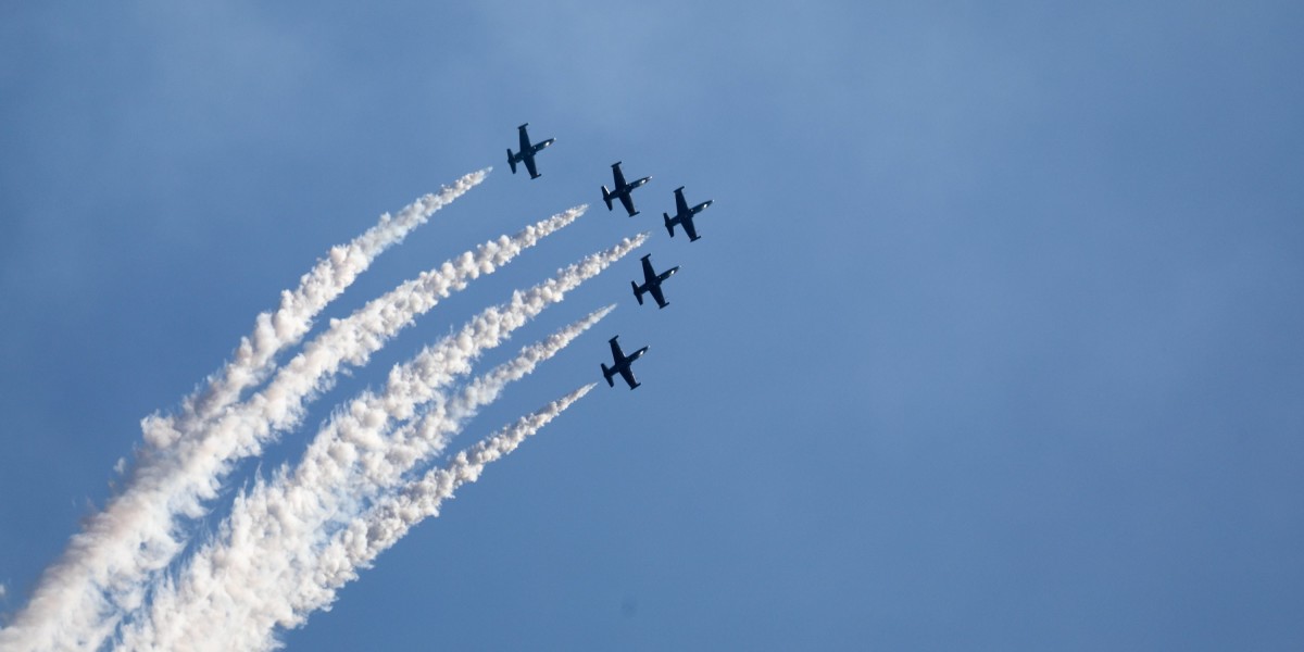 Самолеты в небе москвы. Хвост военного самолета в небе. 1 Мая в небе самолёты фото. Светлые войска в небе идет на помощь. Знак z в поддержку Российской армии в небе.