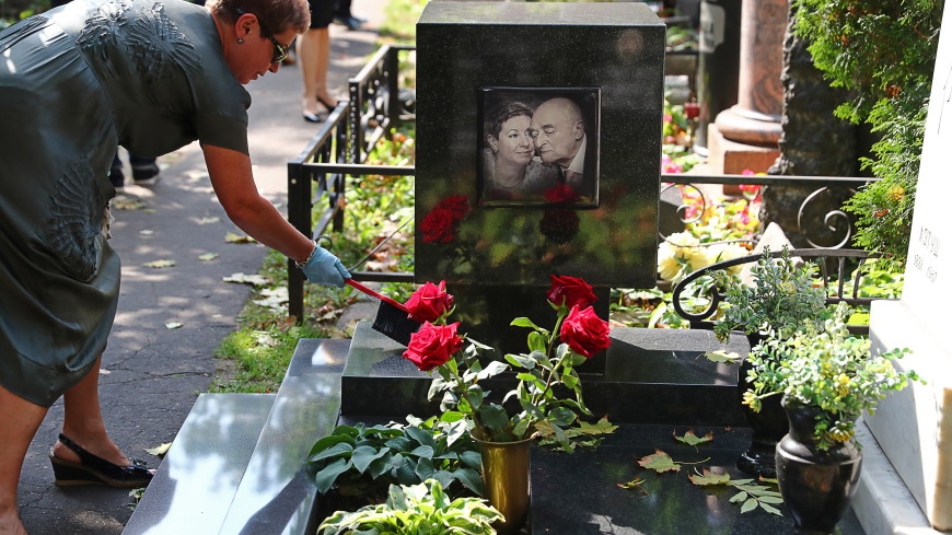 На Новодевичьем кладбище в Москве открыли памятник Владимиру Этушу