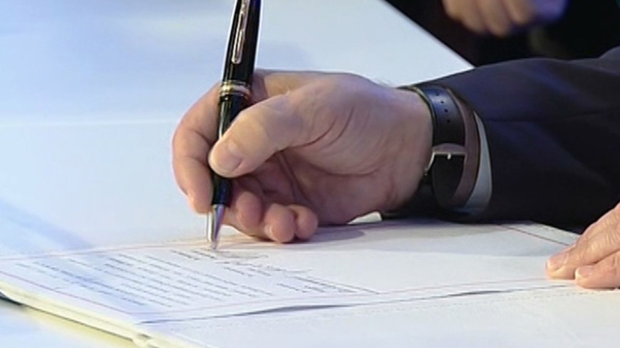 Скриншот: &quot;«МИР 24»&quot;:http://mir24.tv/, экономика, договор, подписание договора, подпись, рука, бизнес