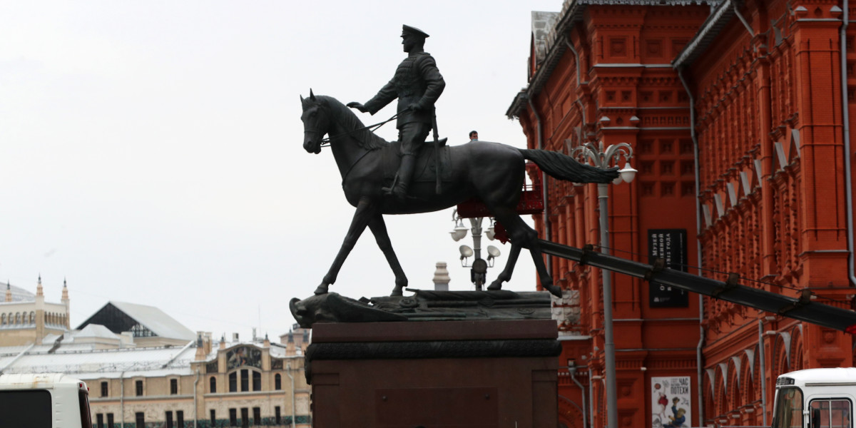 Памятник жукову в москве на манежной. Памятник Жукову на красной площади. Памятник Жукову в Санкт-Петербурге. Памятник Жукову в Иркутске. Памятник Жукову в Омске.