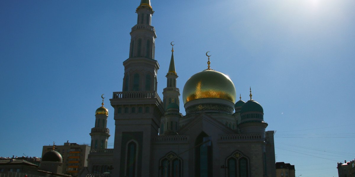 Мечеть и церковь. Москва Церковь мечеть. Религиозные организации Церковь мечеть. Сходство церкви и мечети. Служба в храме мечети.