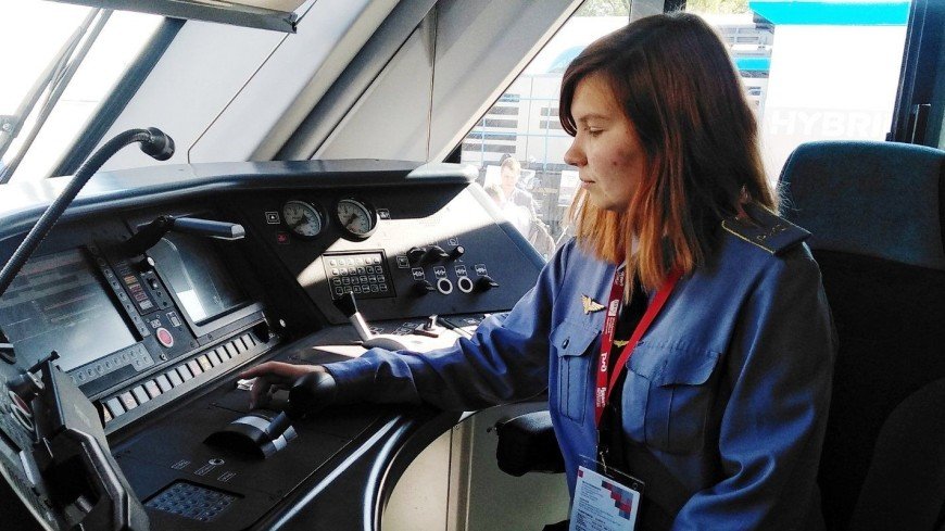 Впервые в России девушка стала машинистом локомотива