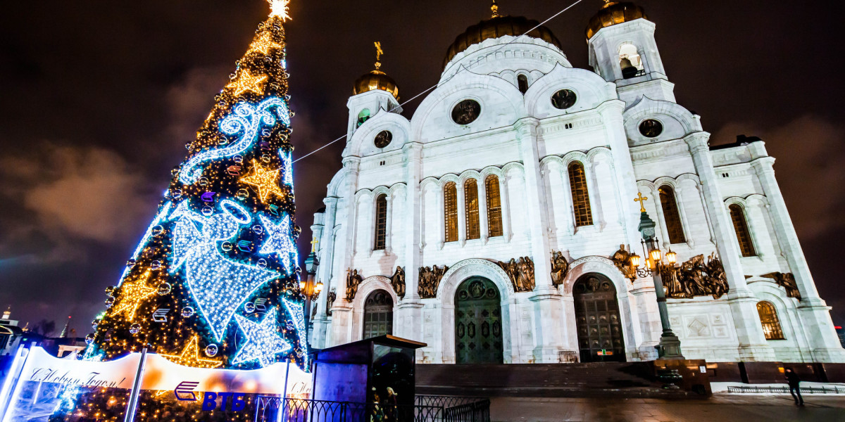 Елка в храме спасителя. Храм Рождества Христова Москва. Храм Христа Спасителя Рождество. Храм Христа Спасителя в новогоднюю ночь Москве. Храм на Рождество с улицы.