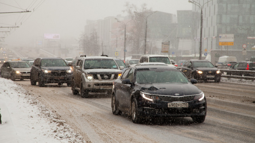 Машины на зимней дороге
