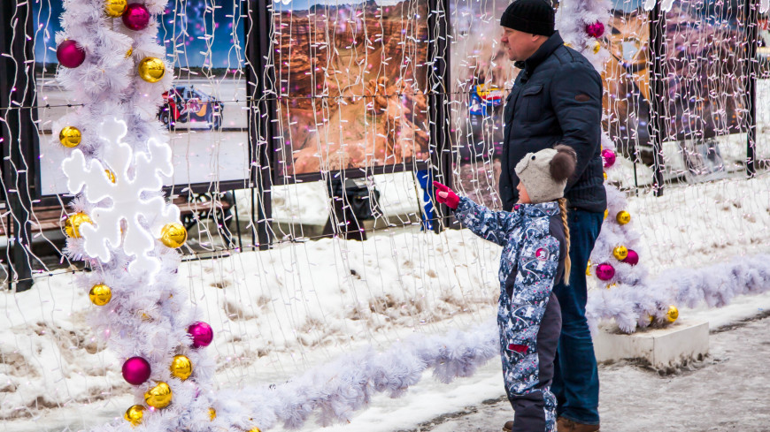 Фото: Артем Куковский (МТРК «Мир») &quot;«Мир 24»&quot;:http://mir24.tv/, елочные игрушки, новый год, новый год 2017, рождественские ярмарки в москве, новый год в москве, елка игрушки