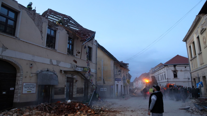 Землетрясение в Хорватии прервало интервью мэра города Петриня (ВИДЕО)