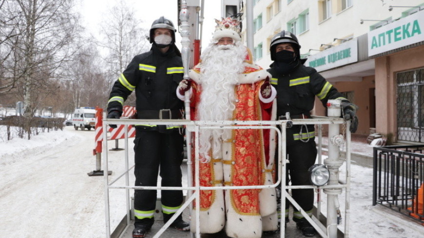 Во Владимирской области спасатели помогли Деду Морозу бесконтактно поздравить детей