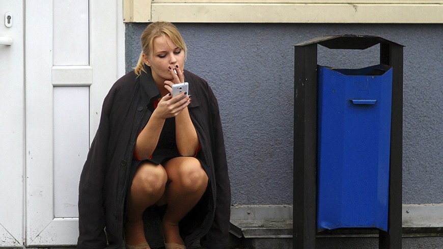 Фото: Виталий Залесский, "МТРК «Мир»":http://mir24.tv/, сигарета, курение, курящая девушка