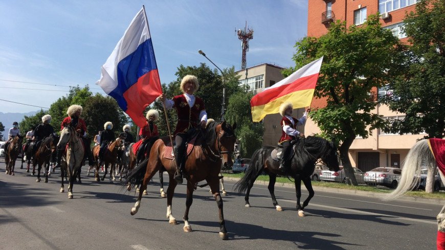 Южная осетия рф. Южная Осетия и Россия. Флаг России и Осетии. Осетия это Россия. Флаг Владикавказа.