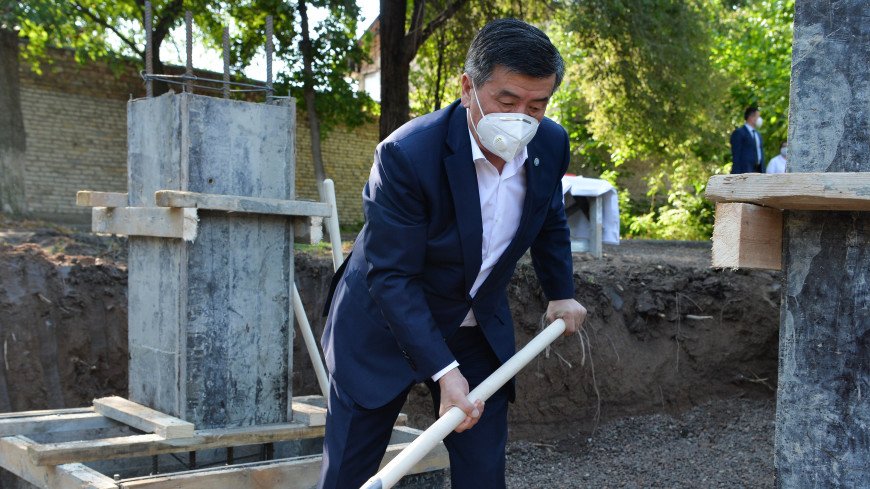 Жээенбеков заложил капсулу под строительство больницы для пациентов с COVID-19 в Бишкеке