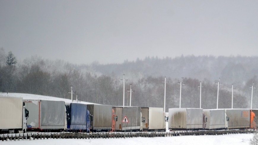 Фото: Виталий Залесский, &quot;«МИР 24»&quot;:http://mir24.tv/, платон, фуры, грузовики, дорога, зима