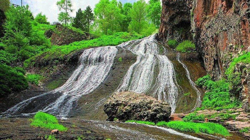 Мин воды армения. Джермукский водопад. Город Джермук Армения. Водопад Джермук в Армении. Минеральная вода Армения Jermuk.
