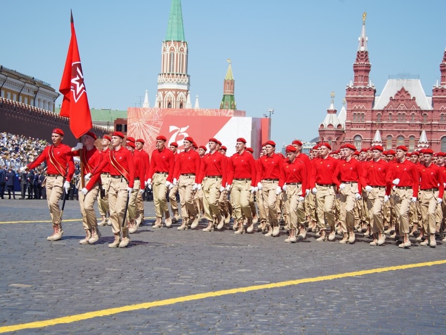 Когда состоялся военный парад на красной площади. Парад на красной площади 2005 года в Москве. Красное Знамя на красной площади парад 2022. Парад Победы 2010 в Москве. Парад Победы 2010 года на красной площади в Москве.