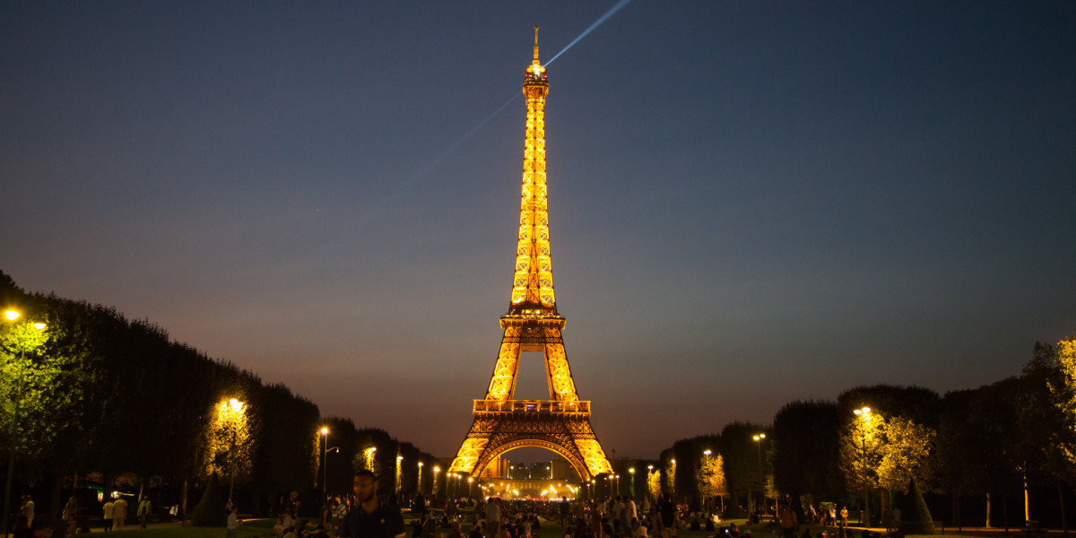 Golden paris. Эльфовая башня. Париж - огни Эйфелевой башни. Париж эльфивая башня горит. Фото Эйфелевой башни.