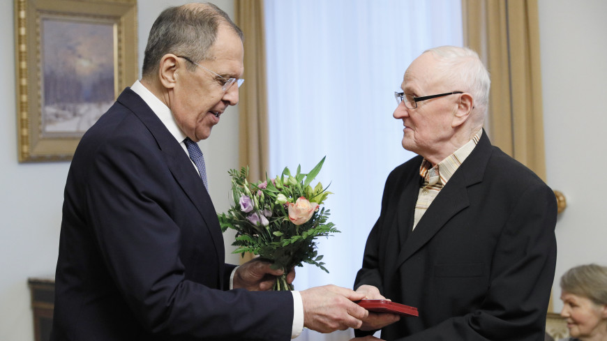 Лавров вручил медали Победы блокадникам, проживающим в Финляндии