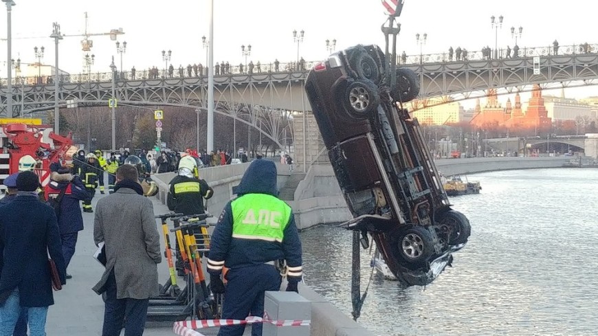 Из Москвы-реки вытащили упавший вместе с водителем автомобиль