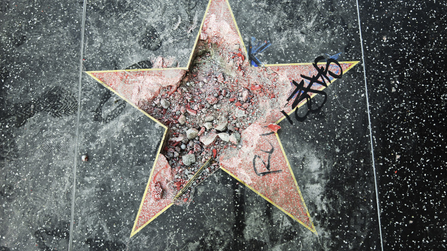Неизвестный в костюме Халка разбил киркой звезду Трампа на «Аллее славы»