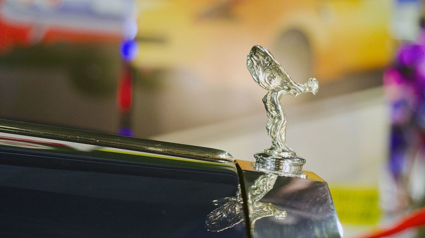 Rolls-Royce уберет статуэтку с подсветкой на капоте машин из-за директивы ЕС