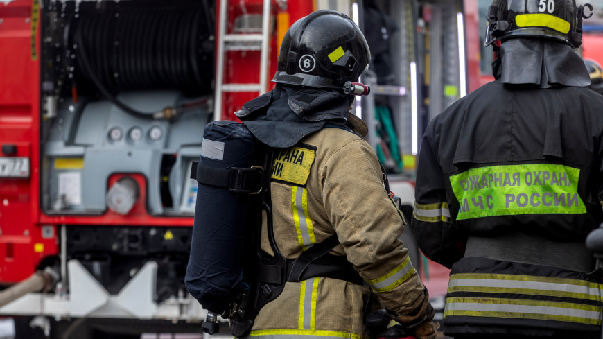 Пожарные локализовали возгорание в жилом доме в Петербурге, эвакуированы двое