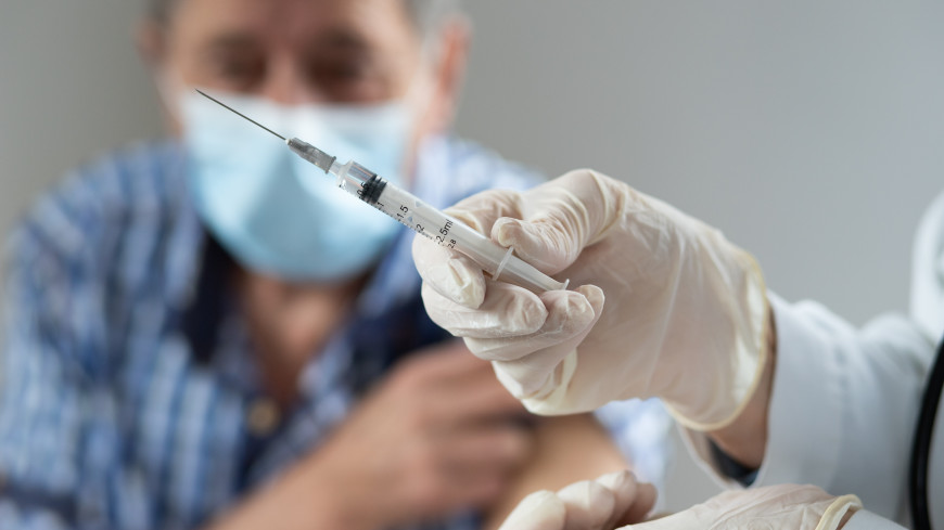 «Люди старшего поколения переносят вакцинацию легче»: о прививке от коронавируса после 60