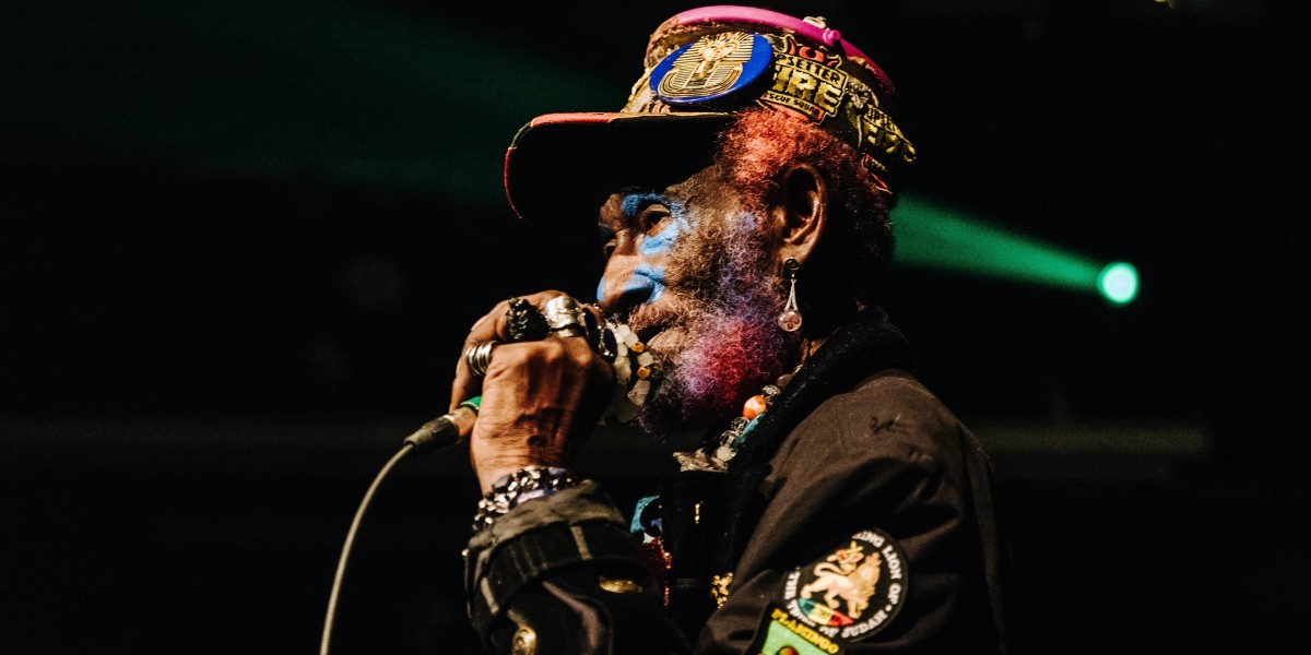 Scratch perry. Ли Перри ямайский музыкант. Ли «скретч» Перри в Москве. Толстый регги исполнитель. Lee Perry 60s.