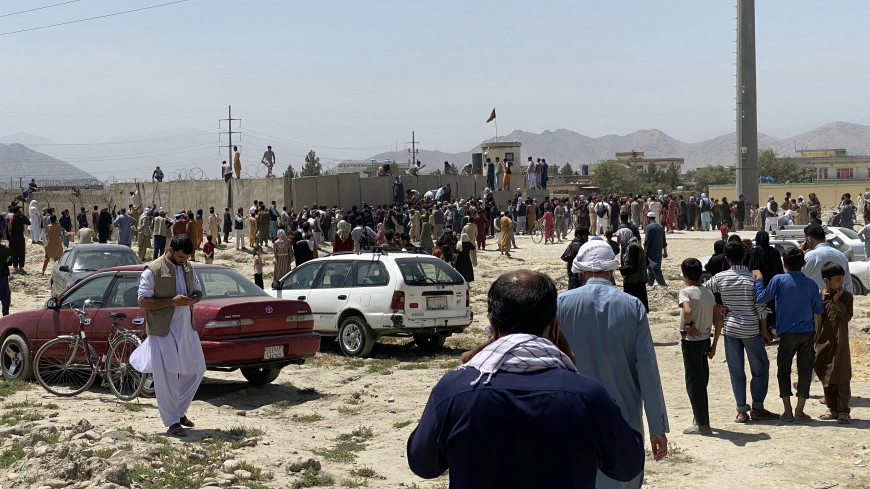Хаос в Кабуле: люди из-за страха перед талибами спасаются, цепляясь за шасси самолетов
