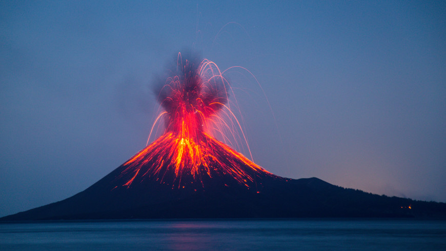 Природный феномен: на Аляске одновременно извергаются три вулкана
