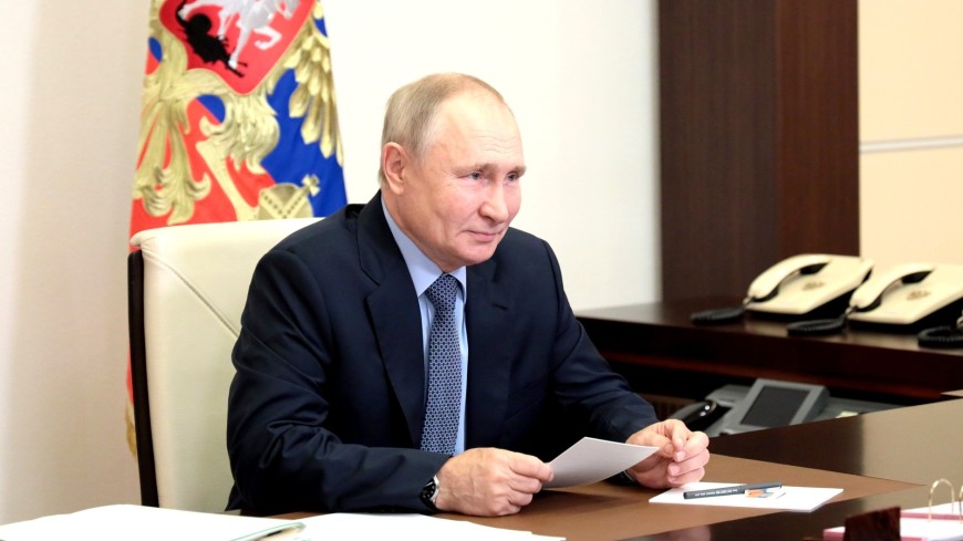 Путин поддержал идею поднимать флаг в российских школах