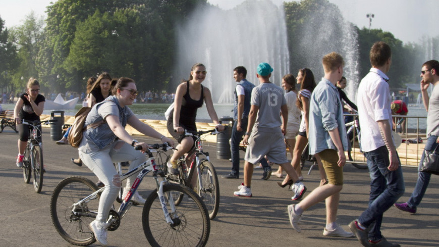 жара Фото: &quot;МТРК «Мир»&quot;:http://mirtv.ru/, велосипед, жара, лето, люди, отдых, парк, парк горького, москва