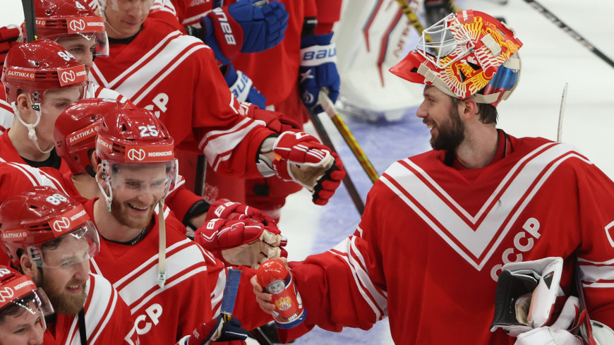 Российские хоккеисты вышли на лед против канадцев в красной форме с надписью «СССР»