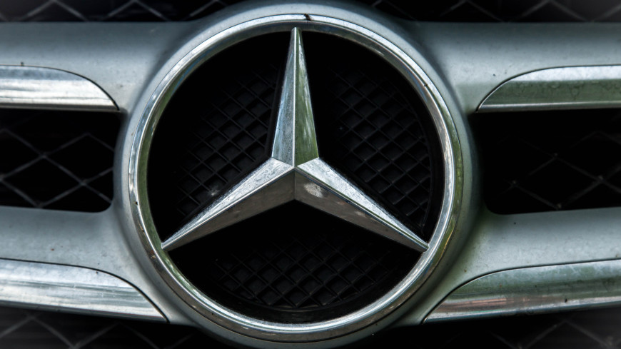 Обогнали Маска: Mercedes-Benz разрешили использовать автопилот на трассах