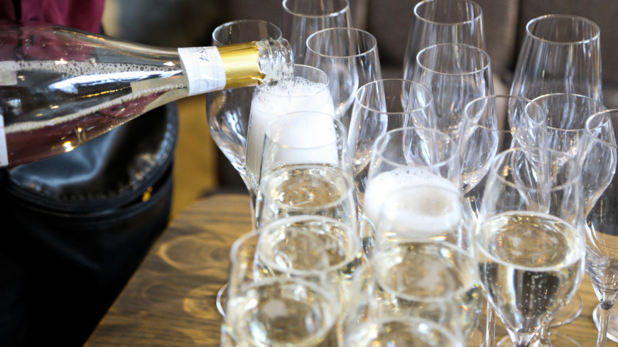 Цена шампанского в несетевой рознице в России за год выросла на 14%