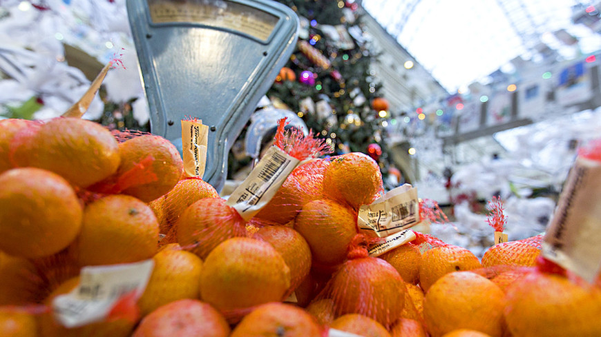 Подготовка к Новому году: в России подскочили продажи мандаринов и конфет