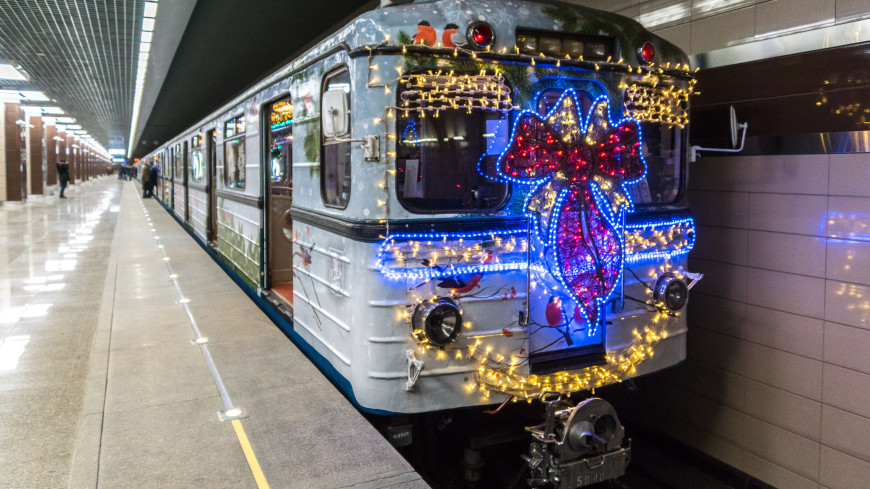 Праздничное настроение: московское метро начали украшать к Новому году